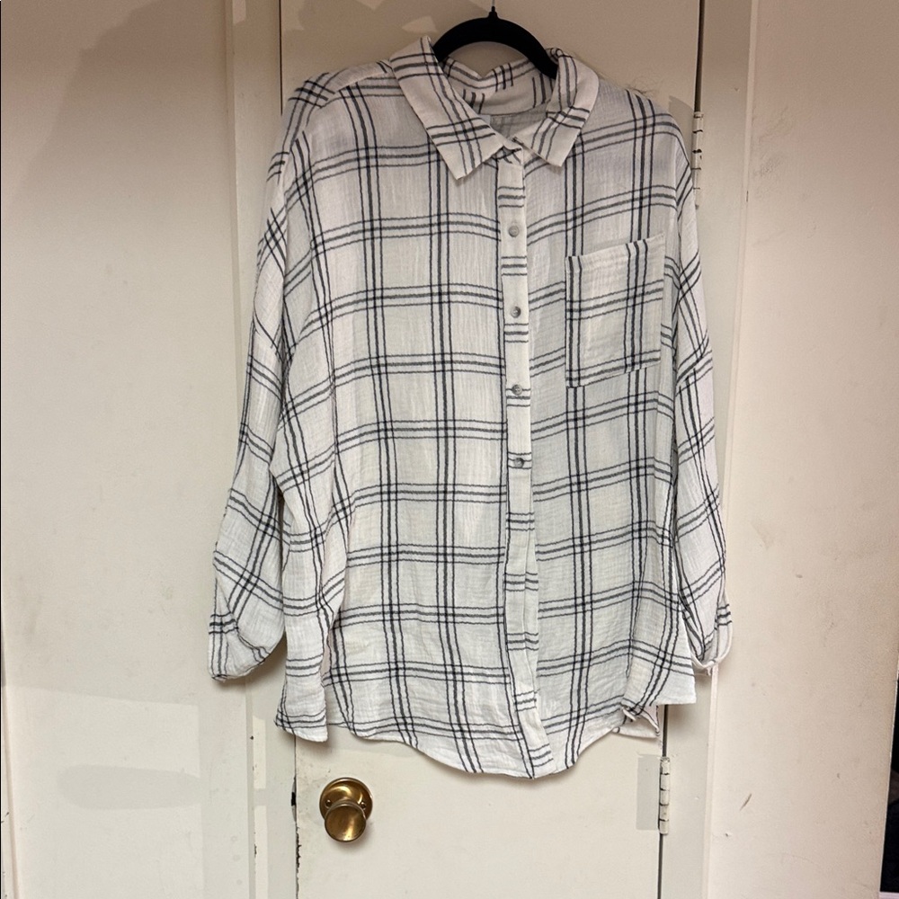Gilli White and Black Plaid Button Down Shirt